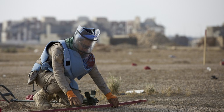 Mine clearance Iraq - NRC photo.jpg