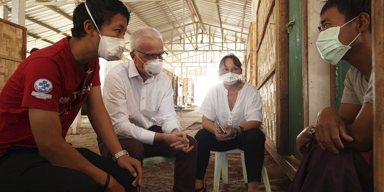 Peter Sands in Myanmar Photo Suphak Nosten - SMRU-Shwe Kout Ko TBHIV clinic.jpg