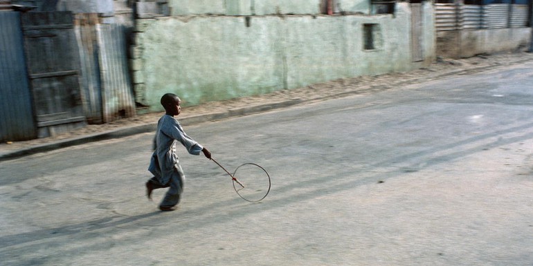 child at play senegal un photo Robberg.jpg